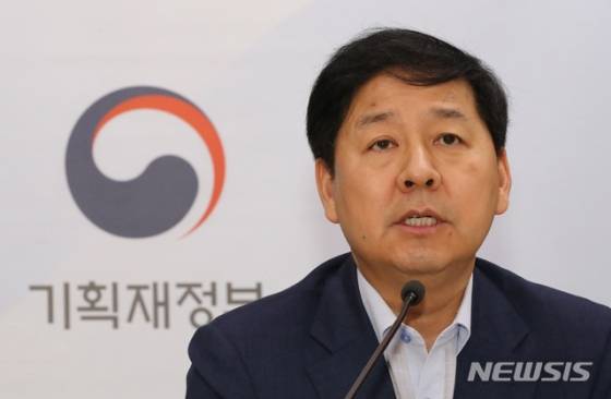 【세종=뉴시스】강종민 기자 = 구윤철 기획재정부 예산실장이 지난 24일 정부세종청사에서 2019년 예산안에 대해 브리핑 하고 있다. 2018.08.28.   ppkjm@newsis.com  <저작권자ⓒ 공감언론 뉴시스통신사. 무단전재-재배포 금지.>