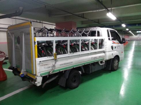 30대가 가득 실린 따릉이 배송 차량. 빈 정류장에 따릉이를 채우러 출발한다.  /변재현 기자