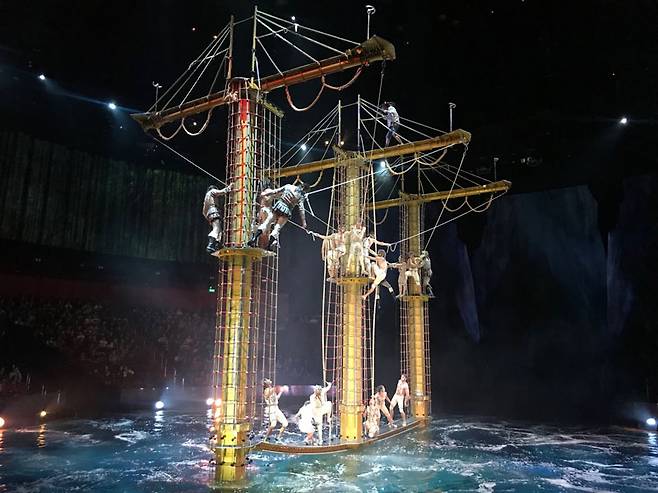 아크로바틱과 전통무용이 어우러진 ‘더 하우스오브 댄싱 워터’