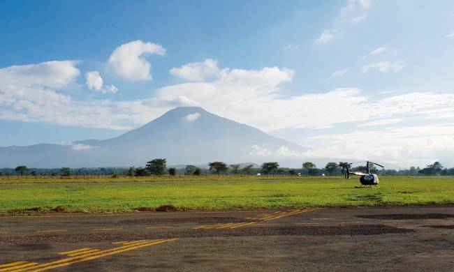 아스팔트 대신 흙으로 포장된 활주로.