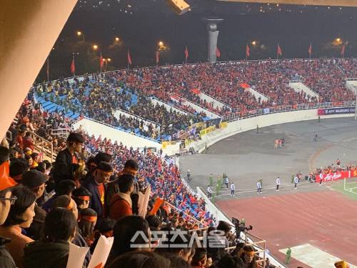 15일 베트남 하노이 미딩 경기장에 베트남 관중이 들어찬 가운데 말레이시아 원정 응원석만 군데군데 비어 있다. 하노이 | 정다워기자