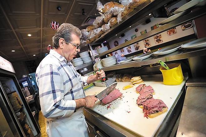 몬트리올 플라토 지역의 ‘더 메인델리’에서 캐나다 대표인 음식 스모크드 비프(smoked beef)를 준비하고 있는 모습./캐나다관광청