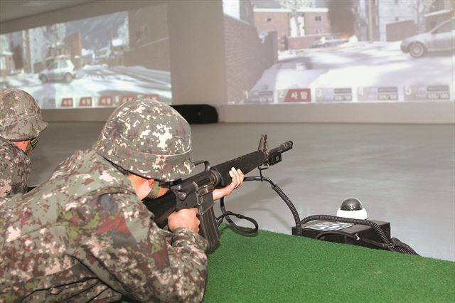 지난해 모 예비군 훈련장을 찾은 예비역 장병이 M16 소총으로 사격훈련을 받고 있다. 대다수 예비군은 현역 시절 사용했던 K계열 개인화기 대신 M16을 지급받아 훈련에 임하고 있다. 국방부 제공