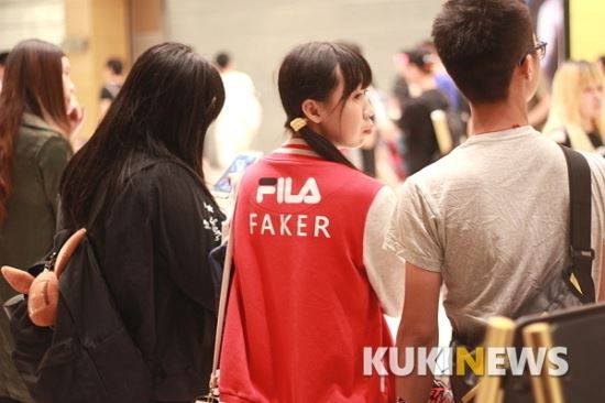 2017년 대만 가오슝에서 개최됐던 리프트 라이벌스 대회 현장 풍경. 대만 현지팬이 ‘페이커’ 이상혁의 이름을 새긴 유니폼을 입고 있다. 쿠키뉴스 DB