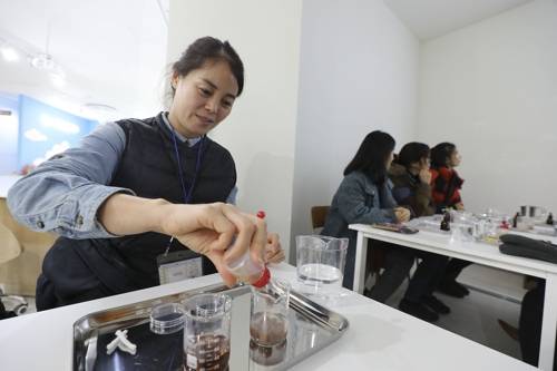 방문객들이 V&B Center(식품검사센터)에서 식품재료 성분 검사를 해보고 있다. [성연재 기자]