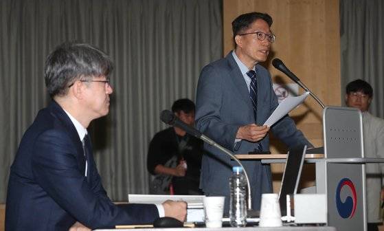 김낙년 동국대교수가 지난 10월 정부대전청사에서 열린 국회 기획재정위원회 통계청에 대한 국정감사에 가계소득동향조사 관련 참고인으로 참석해 의원들의 질의에 답변하고 있다. 2018.10.15/뉴스1