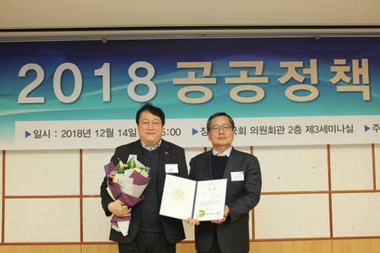 김영관 팬스타테크솔루션 대표이사(왼쪽)과 강연재 공공정책연구원 이사장. 사진=공공정책연구원 제공.