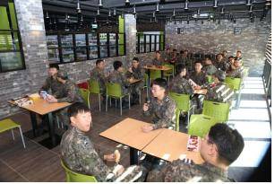 제5전투비행단 군 마트 내부의 휴식 공간. 국군복지단 제공