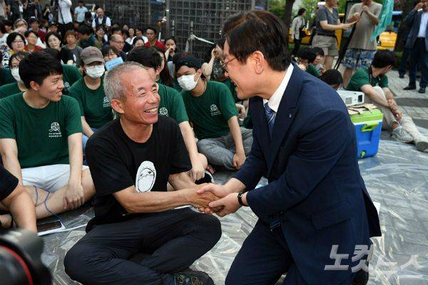 과거 서울 삼성전자 서초사옥 앞 반올림(반도체 노동자의 건강과 인권 지킴이) 농성장에서 열린 ‘반올림 농성해제 문화제’ 에 참석한 이재명 경기도지사.(자료사진/황진환기자)