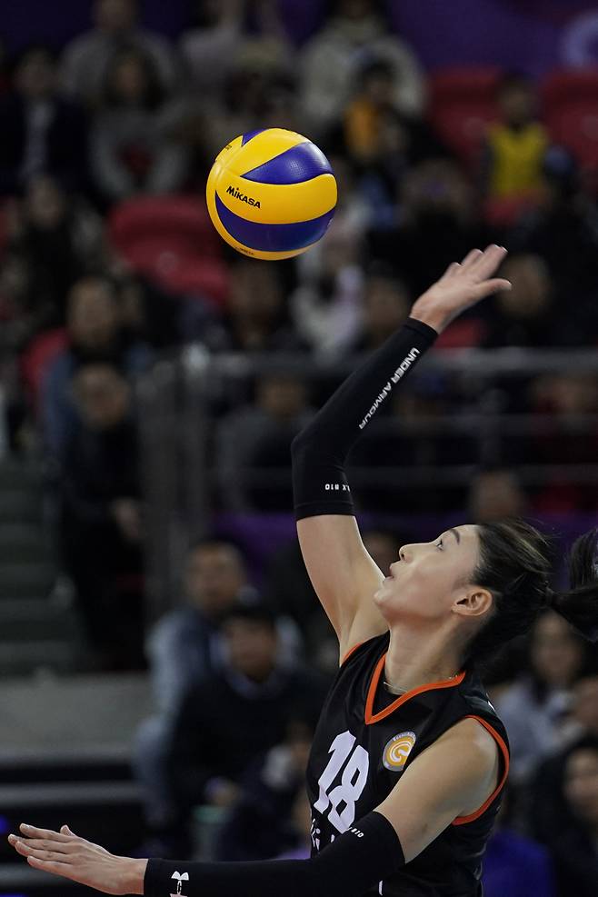 ▲ 서브 넣는 김연경 ⓒ FIVB 제공