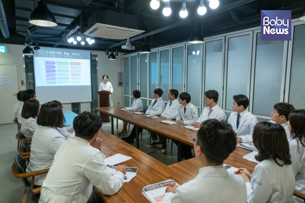 인애한의원에서는 교통사고 통증치료를 위한 추나요법을 교육 받은 한의사가 부천 상동역, 수원 영통역, 안산 중앙역, 영등포 광명, 일산 주엽역, 인천 시흥 송도, 잠실, 왕십리 등에서 매일 야간진료를 하고 있다. 사진은 인애한의원 학술 세미나 모습. ⓒ인애한의원