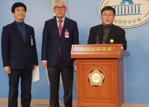 정우식(왼쪽부터) 한국태양광산업협회 상근부회장, 이완근 한국태양광산업협회 회장, 김성환 국회의원이 17일 서울 여의도 국회 정론관에서 재생에너지에 대한 국민인식 조사결과를 발표하고 있다. (사진=한국태양광산업협회)