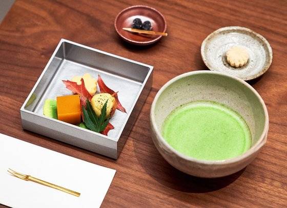 JW메리어트 서울의 일식당 타마유라에 있는 티 바의 차와 디저트. [사진 JW메리어트 서울]