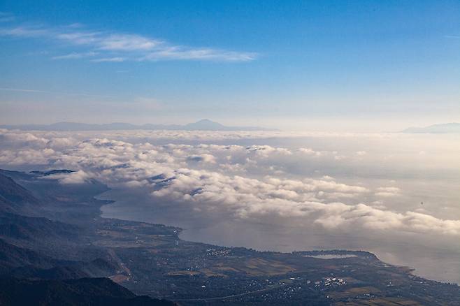 비와코바레이에서 내려다 본 비와코 호수의 풍경. 호수위로 운해가 일렁이는 모습이 장관이다. 비와코바레이에서는 겨울에는 스키, 여름에는 집라인 등 다양한 액티비티도 즐길 수 있다.