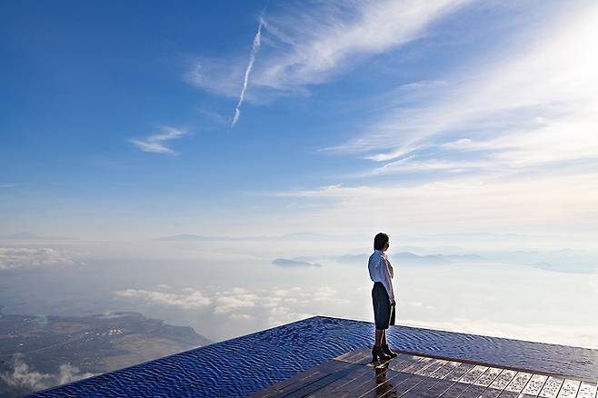 비와코바레이에서 내려다 본 비와코 호수의 풍경. 호수위로 운해가 일렁이는 모습이 장관이다. 비와코바레이에서는 겨울에는 스키, 여름에는 집라인 등 다양한 액티비티도 즐길 수 있다.