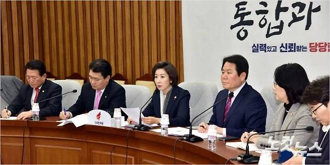 자유한국당 나경원 원내대표가 18일 오전 국회에서 열린 원내대책회의에서 모두발언을 하고 있다.(사진=윤창원 기자)