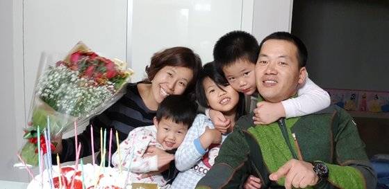 딸네가 가족을 만든 지 벌써 10년이란다. 오손도손 투덕투덕하며 사는 모습만으로도 부모 마음은 부자가 된다. [사진 송미옥]