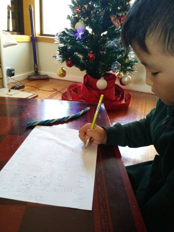 내년에 초등학교에 입학하는 호주 사는 손주 녀석이 산타할아버지에게 편지 쓰는 모습이 사뭇 진지하다 못해 엄숙한 분위기다. [사진 송미옥]