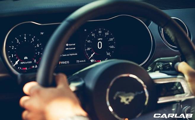 머스탱의 풀 LCD 계기반