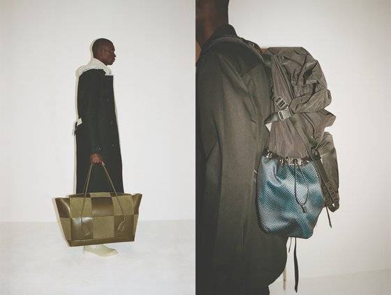 도쿄에서 공개한 보테가 베네타의 2019 프리폴 컬렉션. 올해 6월 신임 크리에이티브 디렉터가 된 32세의 젊은 디자이너 다니엘 리가 선보인 첫번째 컬렉션이다. 이들의 상징인 인트레치아토 패턴을 큼직하게 확장해 커다란 남성용 가방(왼쪽)에 적용했다. 오른쪽은 보테가 베네타가 처음 선보인 나일론 가방. [사진 보테가 베테타]