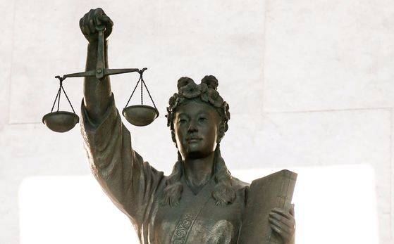 대법원 정의의 여신상. 서울 서초동.