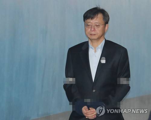 선고 공판 참석하는 우병우 전 민정수석 (서울=연합뉴스) 안정원 기자 = 국가정보원을 통해 공직자 등을 불법 사찰한 혐의(직권남용 권리행사방해)로 기소된 우병우 전 청와대 민정수석이 7일 서울중앙지법에서 열린 1심 선고를 위해 법정으로 향하고 있다. 2018.12.7 jeong@yna.co.kr