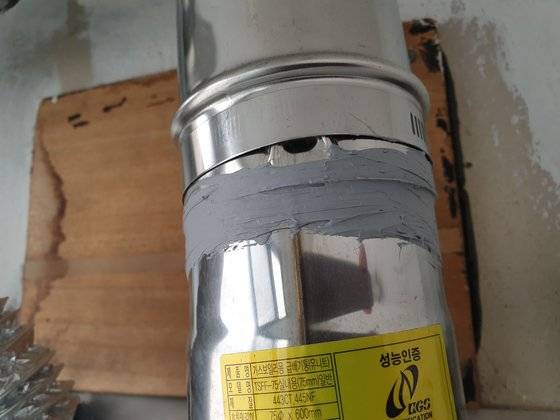 창원의 한 아파트에 설치된 보일러 배기관 모습. 틈이 보이는 것 같지만 현장 점검을 나간 경남도 안전점검단은 누출 위험은 없어 보인다고 말했다. 위성욱 기자