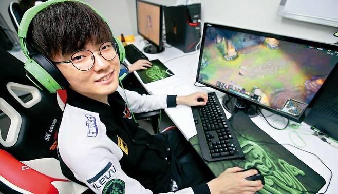 연습 도중 미소를 지어 보이는 이상혁. 프로게이머는 하루에 12시간 이상 강도 높은 연습을 해야 하는 직업이다. [이충우 기자]