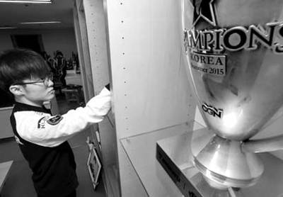 이상혁이 연습실에 놓인 수많은 트로피를 닦고 있다.