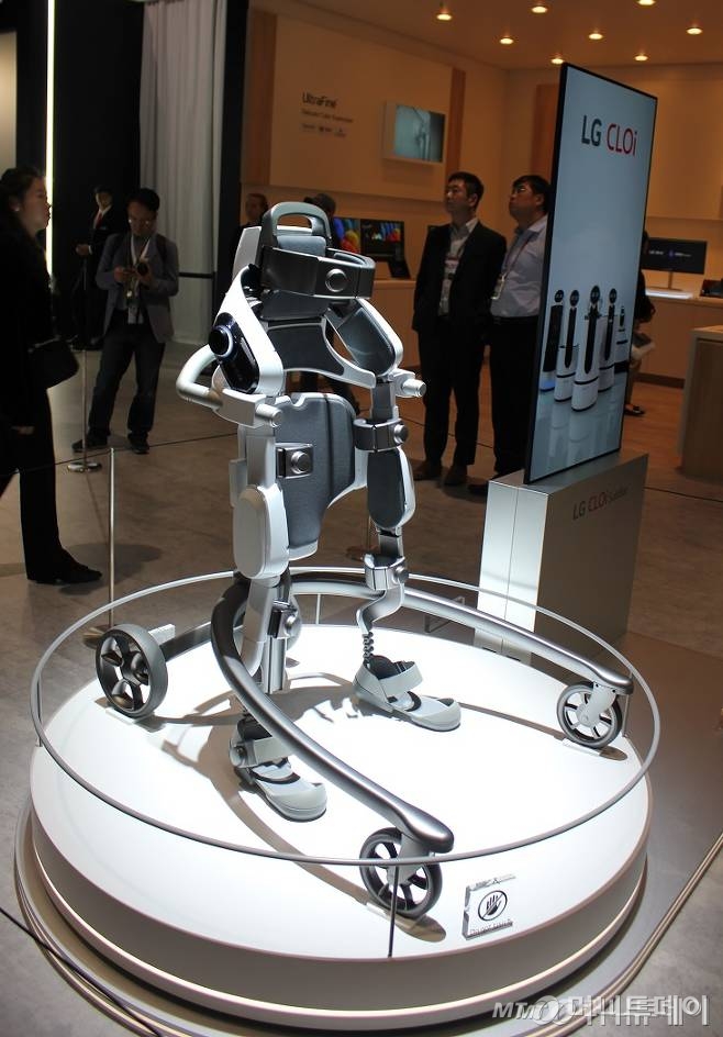 8월 독일 베를린에서 개막한 유럽 최대 가전전시회 'IFA 2018'에서 LG전자가 공개한 하체 근력 지원용 웨어러블 로봇 'LG 클로이 수트봇'. 삼성전자 의료용 웨어러블 로봇은 장애인·노약자 보행 재활 기능에 초점을 맞춘 것으로 알려졌다/사진=심재현 기자
