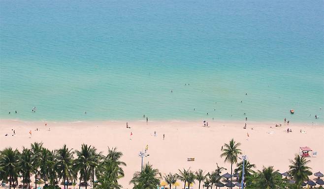 산야에서 가장 인기 있는 해변인 대동해엔 남국의 정취가 가득하다