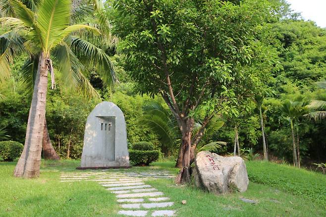 제주도가 하이난에 선물한 ‘팔월의 문’ 조각품