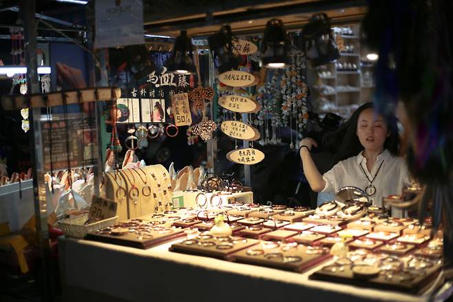 산야의 제1시장. 야시장은 어디나 그렇듯 소소한 구경거리가 넘친다