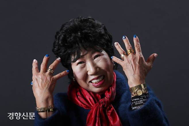 72세 유튜브 크리에이터 박막례 할머니가 서울 정동 경향신문사에서 인터뷰를 하다 양손을 펴고 활짝 웃고 있다. 할머니는 70대 친구들에게 “서랍에 있는 금반지 아끼지 말고 다 끼자! 순간순간을 아끼지 말고 살자”고 말했다. 강윤중 기자 yaja@kyunghyang.com