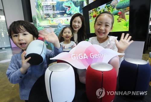 '기가지니와 함께 놀아요' KT가 AI(인공지능) 대중화 전략 발표를 한 5월 3일 오전 서울 종로구 광화문 KT스퀘어에서 어린이 모델들이 기가지니 스피커를 활용한 증강현실 콘텐츠인 '나는 타이니소어' 등 다양한 키즈·교육 콘텐츠를 선보이고 있다. [연합뉴스 자료사진]
