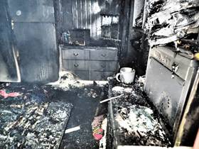 광주 북구의 한 지하 이용원 내부가 23일 오전 발생한 화재로 새까맣게 그을려 있다. 현장에서는 이용원 업주(여·65)가 숨진 채 발견됐다. /광주북부소방서