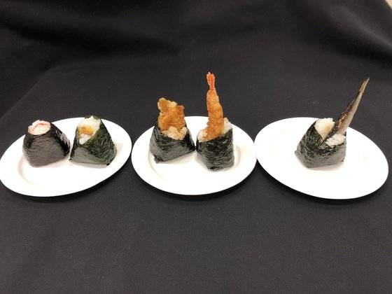 일본 47개 도도부현의 특산물을 재료로 60종류 이상의 다양한 오니기리를 파는 도쿄역 '오무스비 하쿠센'. 이 매장에서 파는 주먹밥 일부 상품들. 왼쪽부터 명란알, 낫토,오징어튀김, 새우튀김,정어리가 재료. 서승욱 특파원