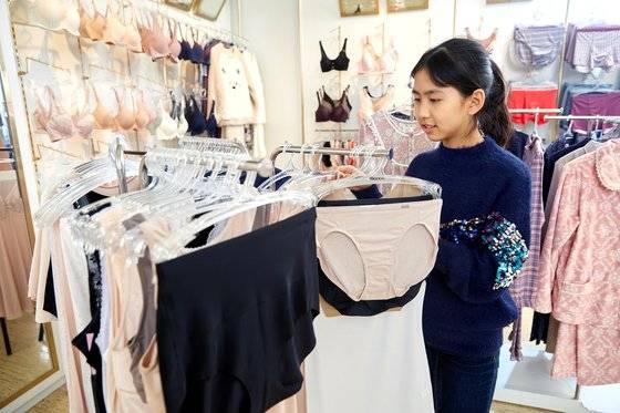 이지윤 학생기자가 속옷을 고르고 있다. 10살 때 친구에게 선물받은 속옷을 아직 입지 못했다는 이 학생기자는 속옷 매장이 낯설다.