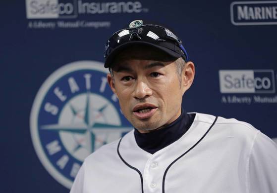 지난 5월 기자회견을 열고 구단 특별 보좌관 역할을 맡지만, 선수 생활을 끝내는 것은 아니라고 강조하고 있는 스즈키 이치로. 눈가가 촉촉하다. [AP=연합뉴스]