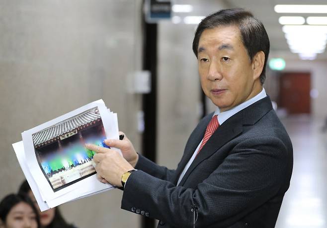 자유한국당 김성태 전 원내대표가 20일 오전 국회 본청에서 자녀 취업특혜의혹 보도와 관련해 “명백한 허위사실”이라며 해명하고 있다. 연합뉴스