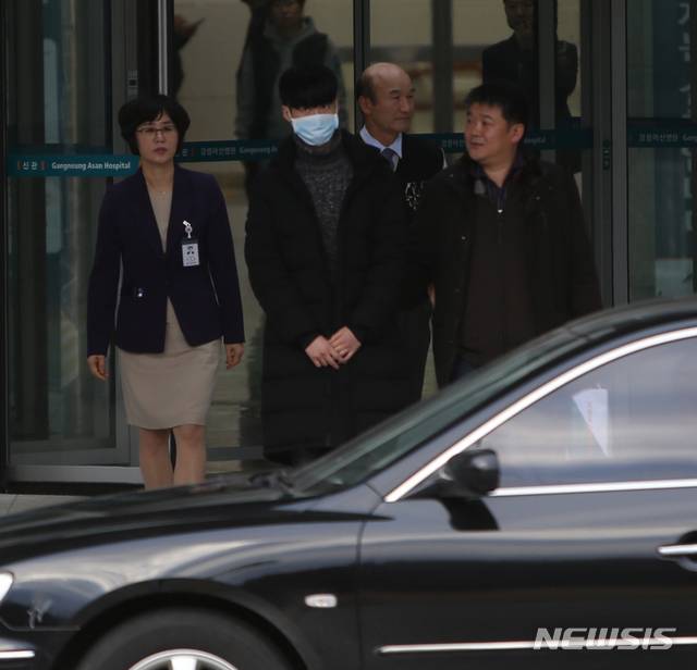 【강릉=뉴시스】김경목 기자 = 강원도 강릉시 아라레이크펜션에서 지난 18일 일산화탄소 중독 사고를 당해 강릉아산병원에서 치료를 받은 서울 대성고 3학년 도모(19)군이 사고 발생 4일째인 21일 오후 건강을 회복해 병원 관계자들의 배웅을 받으며 퇴원하고 있다. 도군 옆은 도군의 아버지 도안구씨.다. 2018.12.21.  photo31@newsis.com