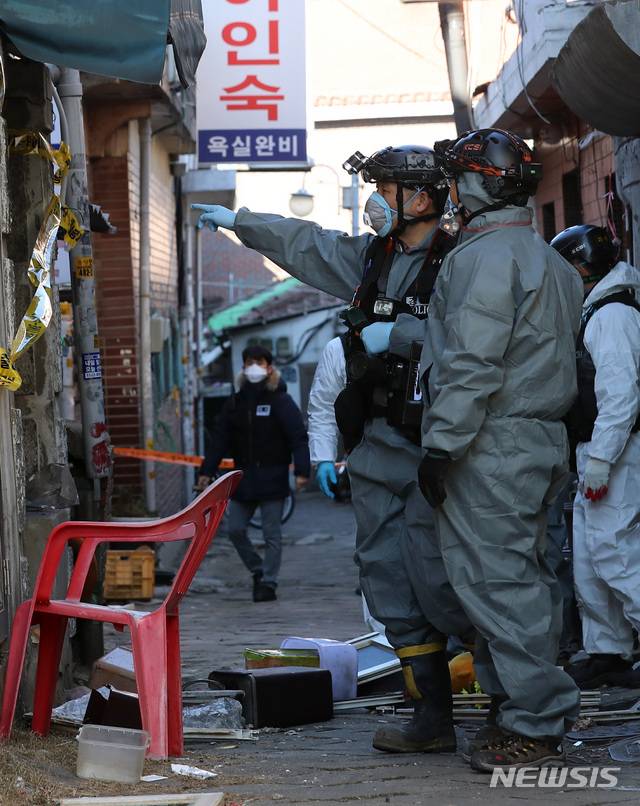 【서울=뉴시스】이영환 기자 = 24일 오전 서울 강동구 천호동 성매매업소 화재 현장에서 경찰과 소방당국, 국립과학수사연구원, 한국전력 등 관계자들이 2차 합동 감식을 하고 있다. 지난 22일 오전 11시 4분께 일어난 화재로 2명의 사망자와 3명의 부상자가 발생했다. 2018.12.24.  20hwan@newsis.com