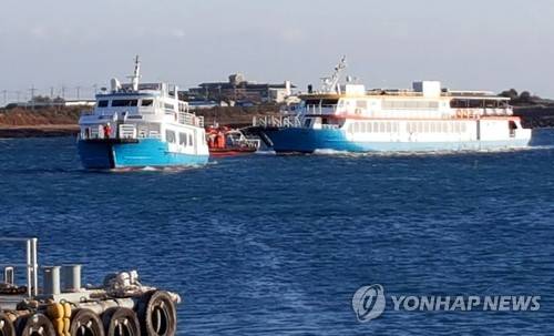 예인되는 좌초 여객선 (서귀포=연합뉴스) 24일 오후 마라도에서 제주도로 향하다 좌초된 여객선 블루레이호가 제주 서귀포시 대정읍 운진항으로 예인되고 있다. 사고 선박에는 승객 195명과 승선원 4명 등 총 199명이 타고 있었으며, 이날 사고로 인명피해는 없었다. [연합뉴스 마라도 통신원 김은영씨 제공] atoz@yna.co.kr