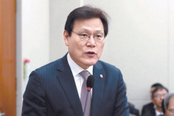 최종구 금융위원장이 지난달 6일 국회 정무위원회에 출석해 ’증권거래세 폐지를 진지하게 검토해 볼 필요가 있다“고 발언하며 증권거래세 폐지론에 불이 붙었지만 정부 내부 반대에 부딪혀 논의는 무산됐다. [뉴스1]