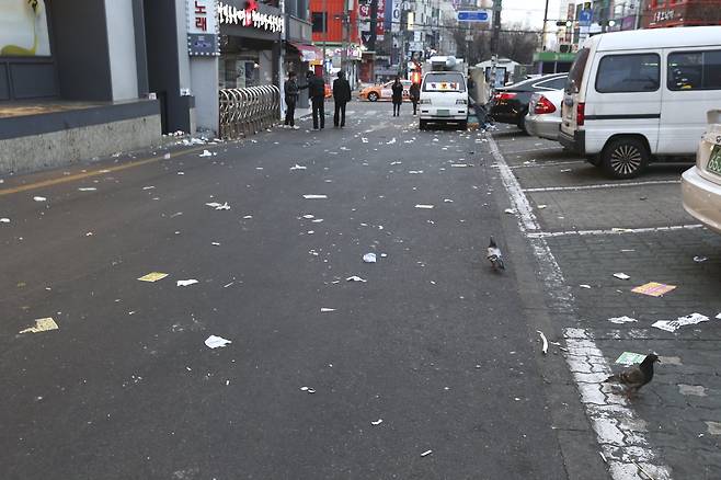 성탄절인 25일 오전 서울 마포구 홍익대학교 인근 도로에서 비둘기 들이 쓰레기들 속에서 먹을것을 찾고 있다.. 임현동 기자