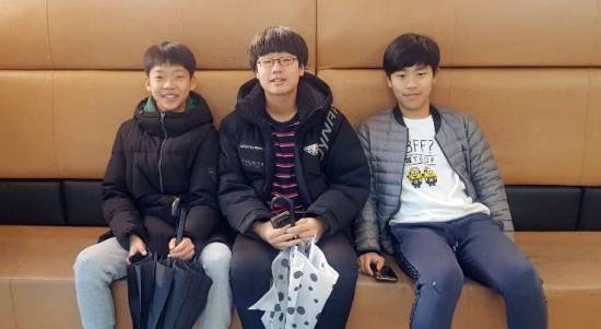 부산 동부경찰서는 24일 부산중학교 1학년 김준우, 부산서중학교 1학년 김양현·전민서 등 학생 3명이 현금 280만원이 들어있던 지갑을 주워 주인에게 돌려줬다고 밝혔다. 왼쪽부터 김준우, 김양현, 전민서군. 뉴시스