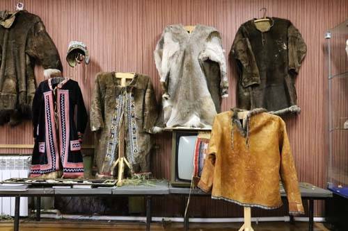 향토역사 박물관에 전시된 에벤족 전통 여름 의상.