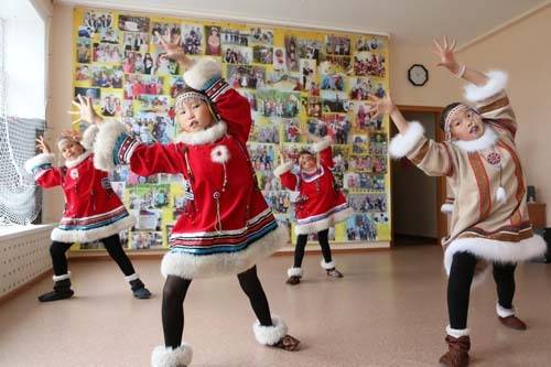 에벤족 문화 여름학교에서 어린이들이 에벤족 전통의상을 입고 그들의 전통문화를 배우고 있다.