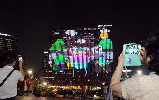 지난 2015년 광복 70주년을 맞아 서울스퀘어 외벽에 펼쳐진 태극기를 주제로한 미디어 파사드.[중앙포토]