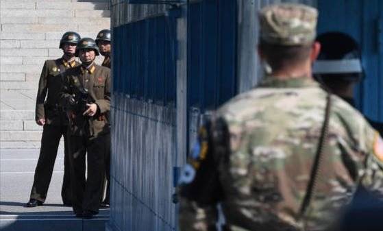 경기 파주시 판문점 공동경비구역(JSA)에서 북한 병사들이 남측을 바라보고 있다. 사진공동취재단